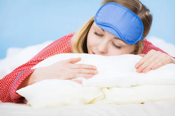 Wanita Muda Mengantuk Memakai Mata Tidur Band Berbaring Tempat Tidur — Stok Foto