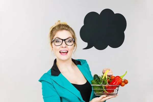 Köpa Hälsosam Mat Vegetariska Produkter Positiv Kvinna Håller Kundvagn Med — Stockfoto
