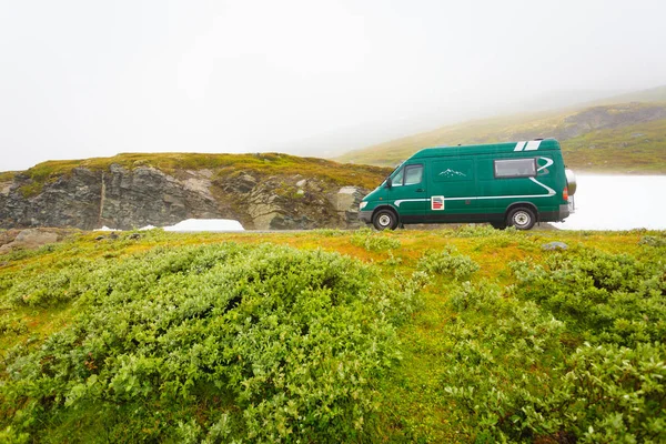 Turismo Férias Viagens Camper Van Local Acampamento Montanhas Norueguesas — Fotografia de Stock