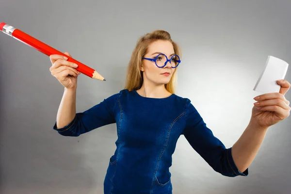 Seriöses Studentenmädchen Oder Lehrerin Businesscoach Mit Riesigem Rotstift Und Notizpapier — Stockfoto