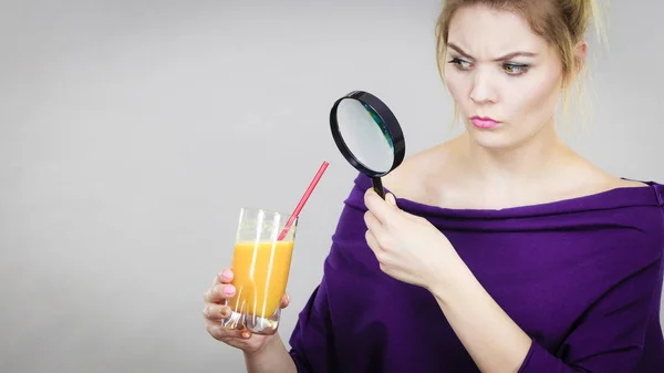 Blond Kvinna Som Håller Förstoringsglas Undersöker Och Tittar Noga Glas — Stockfoto