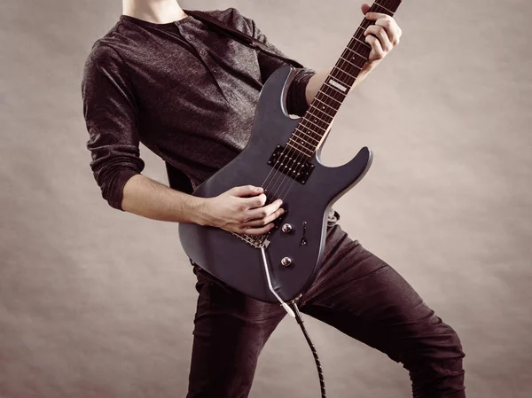 Hombre Irreconocible Con Guitarra Eléctrica Cerca Tipo Del Cuerpo Está — Foto de Stock