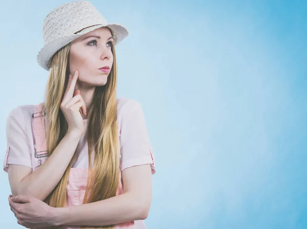 可爱的十几岁的年轻女子准备夏天穿粉红色的衣服和太阳帽思考的东西 — 图库照片