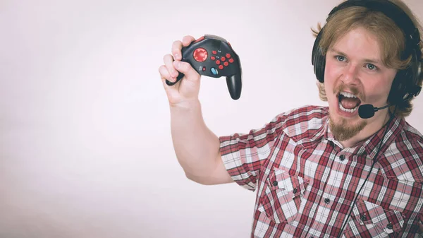 Nerd Geek Jovem Adulto Homem Jogando Console Vídeo Segurando Almofada — Fotografia de Stock