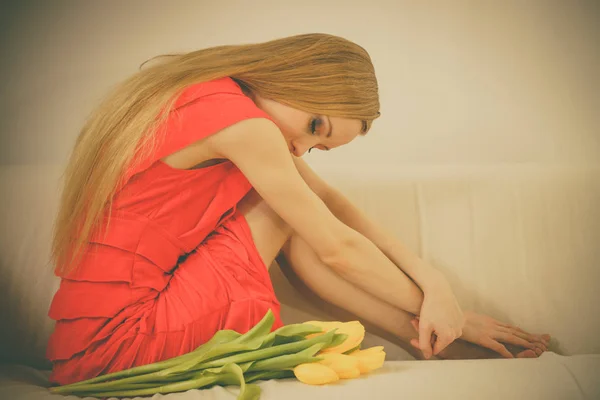 Mulher Elegante Triste Com Cabelos Longos Sentado Sofá Sendo Deprimido — Fotografia de Stock
