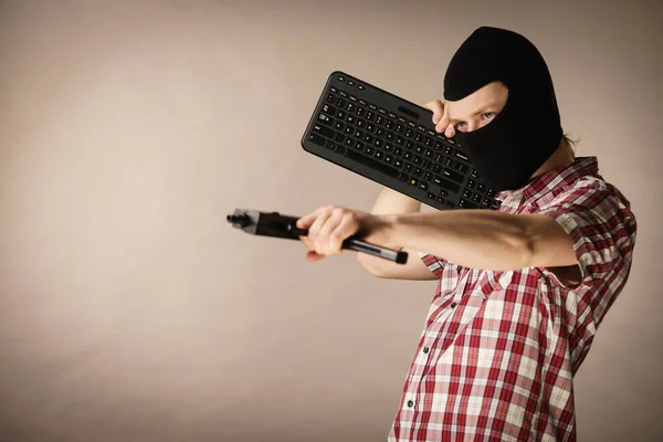 Szalony Haker Nierozpoznawalny Facet Czarnej Kominiarce Trzymający Klawiaturę Broń Mowa — Zdjęcie stockowe