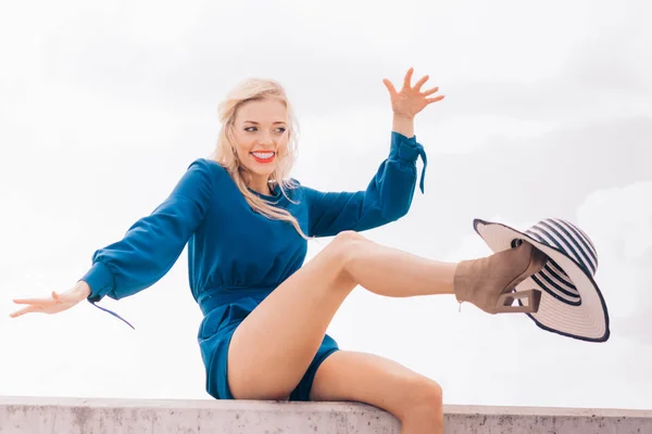 Fashionabla Kvinna Som Bär Blå Jumpsuit Shorts Perfekta För Sommaren — Stockfoto