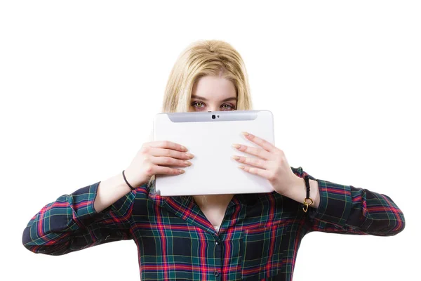 Jonge Tiener Vrouw Met Behulp Van Tablet Surfen Internet Werken — Stockfoto
