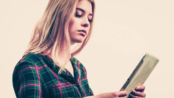 Joven Adolescente Que Utiliza Tableta Navegación Internet Trabajo Obtener Inspiraciones —  Fotos de Stock