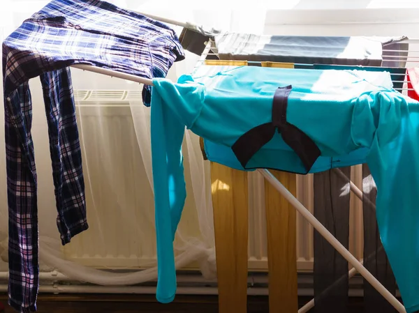Πολλά Πολύχρωμα Ρούχα Από Πλυντήρια Κρέμονται Στο Ράφι Στεγνώματος Στο — Φωτογραφία Αρχείου