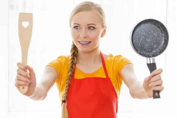 Jovem Alegre Usando Avental Segurando Pequena Panela Cozinha Espátula Madeira — Fotografia de Stock