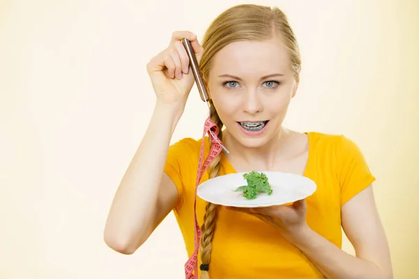 Glückliche Junge Lächelnde Frau Isst Salat Mit Teller Und Gabel — Stockfoto