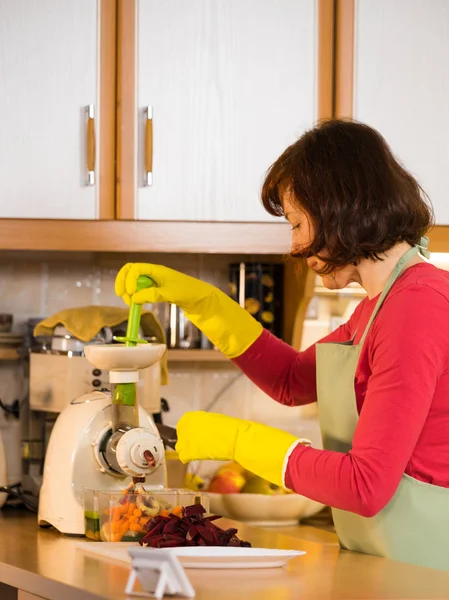 Kvinna Att Lägga Till Olika Grönsaker Rött Och Grönt Juicer — Stockfoto