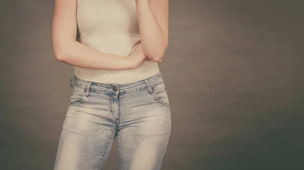 Vrouw Dragen Strakke Slanke Jeans Witte Tshirt Tonen Van Haar — Stockfoto