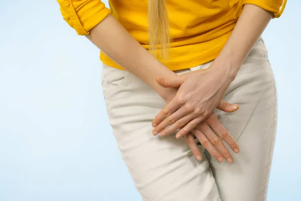 Närbild Ung Sjuk Kvinna Med Händerna Håller Trycka Skrevet Nedre — Stockfoto