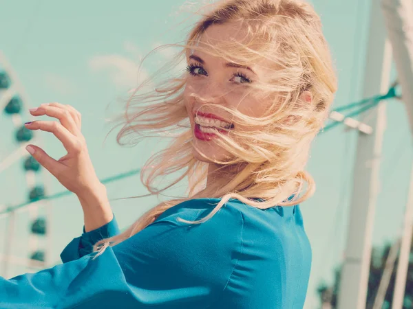 Модная Женщина Синих Шортах Комбинезона Идеально Подходит Лета Мода Модели — стоковое фото