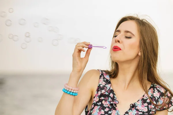 Concepto Felicidad Despreocupación Mujer Joven Que Divierte Soplando Burbujas Jabón — Foto de Stock