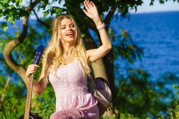 Viaje Concepto Autoestop Vacaciones Verano Chica Hippie Estilo Con Guitarra — Foto de Stock