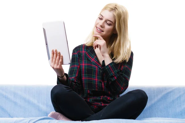 Ung Teenage Kvinde Ved Hjælp Tablet Mens Sidder Sofaen Afslappende - Stock-foto