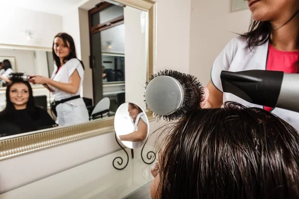 黑暗的女性头发干燥的美发师使用专业吹风机 热建模 — 图库照片