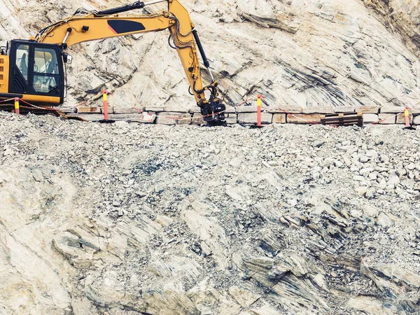 Endüstri Ağır Kazı Makinesi Taş Inşaat Sahasında Çalışan Buldozer Norveç — Stok fotoğraf