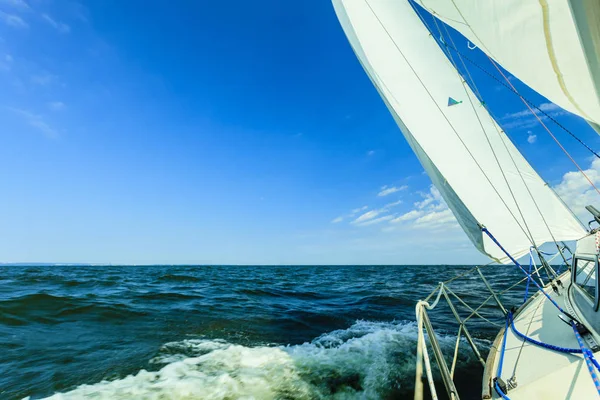 Yacht Diporto Barca Vela Vela Baltico Mare Azzurro Cielo Soleggiato — Foto Stock