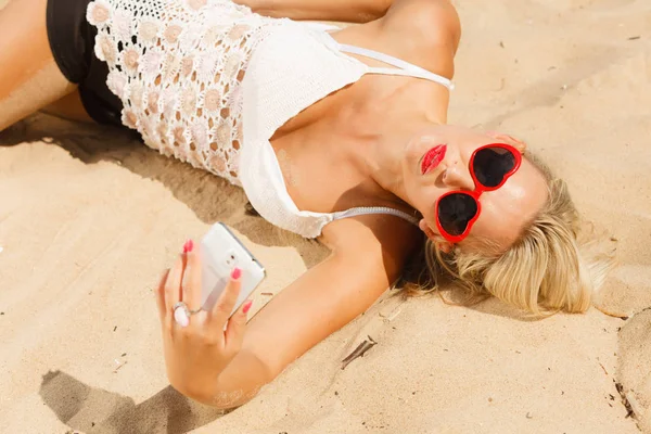 Young Girl Lying Beach Sunglasses Using Cellular Phone Communication Internet — Stock Photo, Image