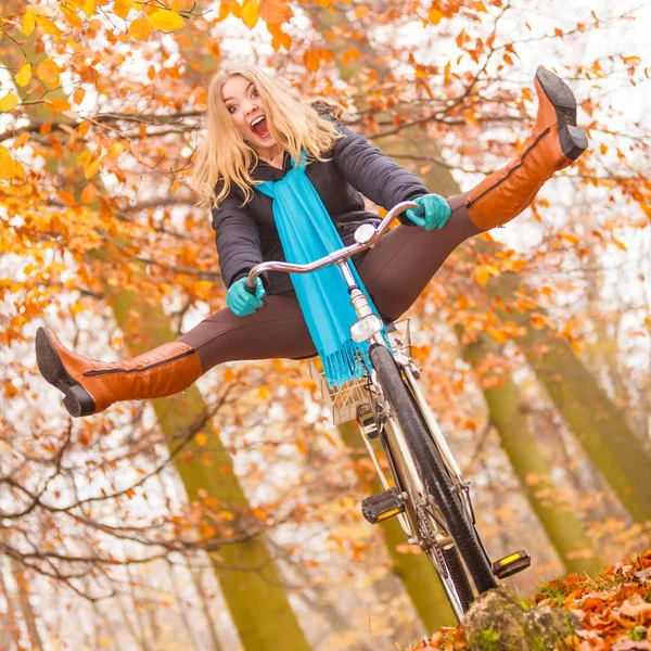 Feliz Mujer Despreocupada Activa Que Divierte Montando Bicicleta Otoño Parque — Foto de Stock