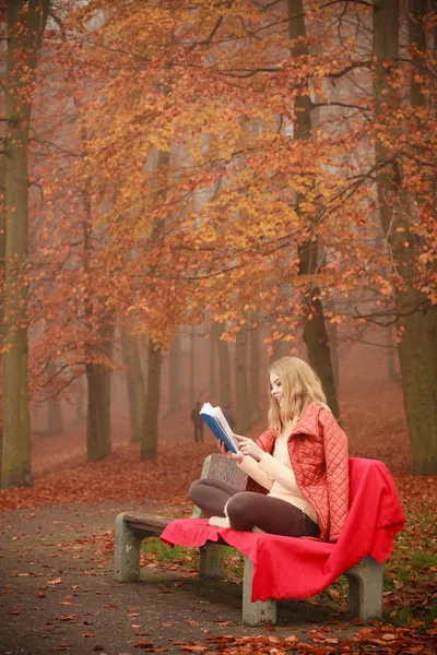 Concepto Educación Otoño Chica Rubia Con Libro Atractiva Mujer Sentada —  Fotos de Stock