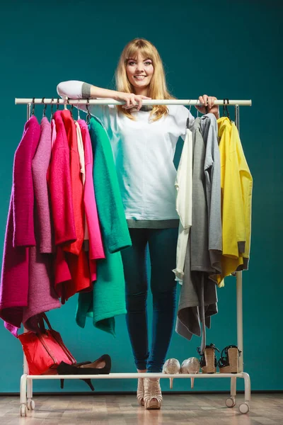 幸せ笑顔きれいな女性の服を選ぶのワードローブを着用します ショッピング モールのショップでゴージャスな若い女の子の顧客 ファッション衣料品販売コンセプト — ストック写真