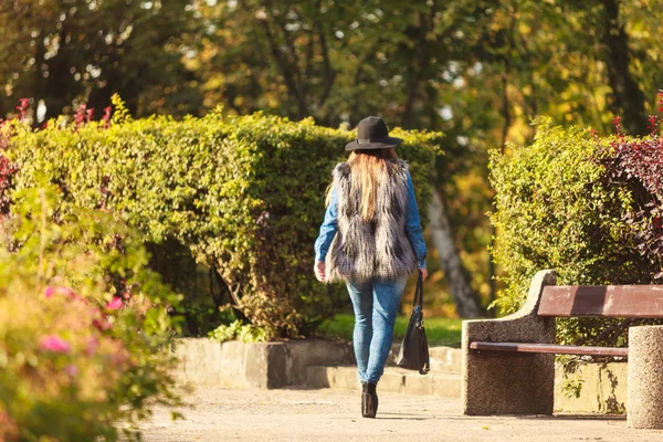 女性の秋ファッション 魅力的な若いスタイリッシュなモデルは屋外でポーズします 公園を歩いてトレンディな服を着ておしゃれな女の子 — ストック写真
