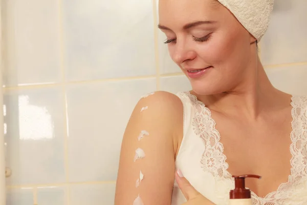 Mulher Cuidando Sua Pele Seca Aplicando Creme Hidratante Loção Seu — Fotografia de Stock