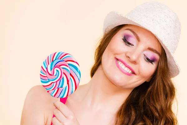 Bella Donna Che Indossa Una Maglietta Rossa Cappello Estivo Che — Foto Stock