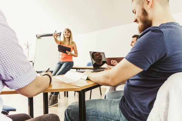 Onderwijs Concept Vrouwelijke Luidspreker Voor Whiteboard Scherm Presentatie Geeft Deelnemers — Stockfoto