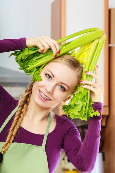 Femme Dans Cuisine Tenant Vert Céleri Frais Tige Jeune Femme — Photo