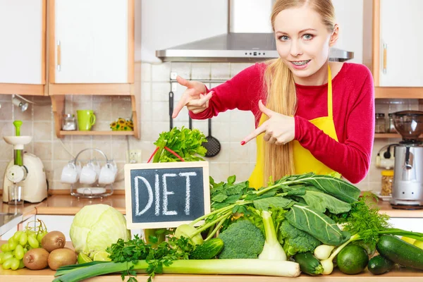 Młoda Kobieta Kuchni Wiele Zielonych Warzyw Prezentujących Pokładzie Napisem Diety — Zdjęcie stockowe