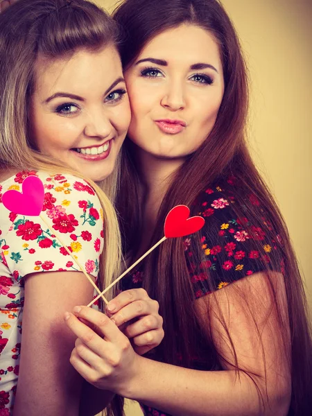 Duas Mulheres Felizes Segurando Coração Pau Divertindo Vestindo Camisetas Com — Fotografia de Stock