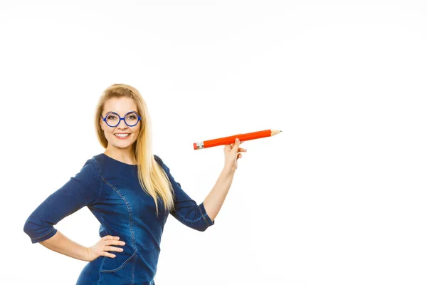 Mujer Sonriente Positiva Estudiante Rubia Maestra Sosteniendo Gran Dibujo Lápiz — Foto de Stock