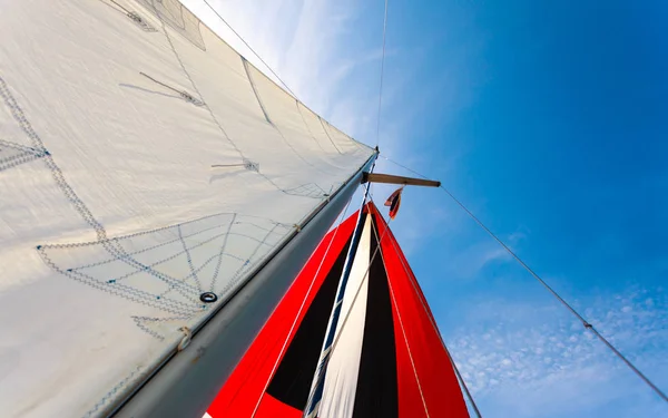 Yelkenli Yelkenli Ile Spinnaker Arka Planda Mavi Gökyüzü Denizcilik Nesneleri — Stok fotoğraf