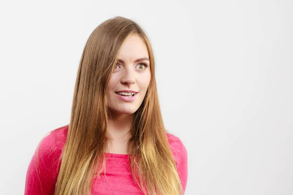 Chica Con Pelo Castaño Mirando Sorprendido Sonriente — Foto de Stock