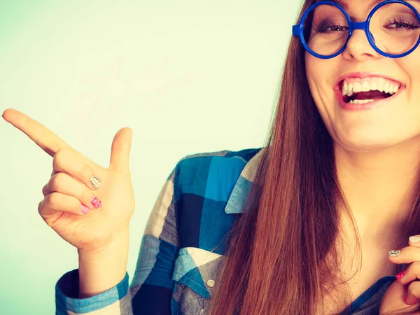 Feliz Riéndose Con Camisa Cuadros Apuntando Algo Con Dedo Estudio — Foto de Stock