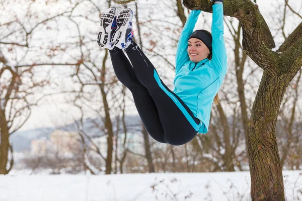 女孩在树上行使 冬季运动 户外健身 健康理念 — 图库照片