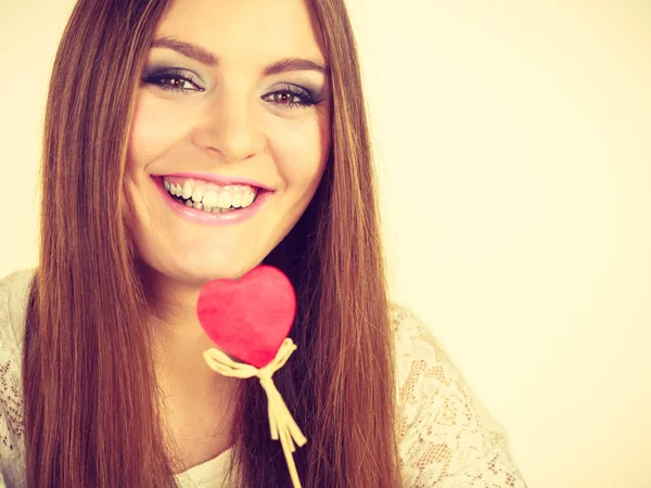バレンタインデーのギフトコンセプト 美しい女性の愛のサインを保持し ハート型の木製の手スティック — ストック写真