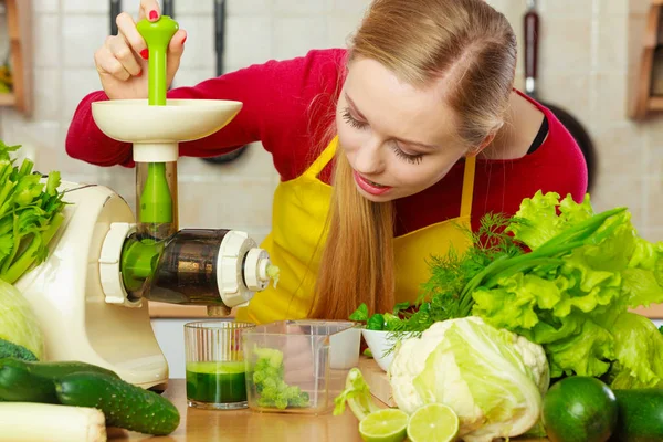 Pití Dobré Pro Zdraví Dietní Snídaně Koncept Mladá Žena Kuchyni — Stock fotografie