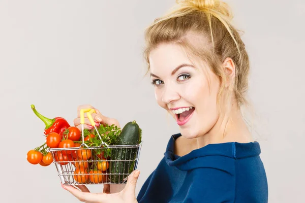 购买好食品 素食产品 积极的女人拿着购物篮与绿色红色蔬菜里面 推荐健康高纤维饮食 生活方式的改变 — 图库照片
