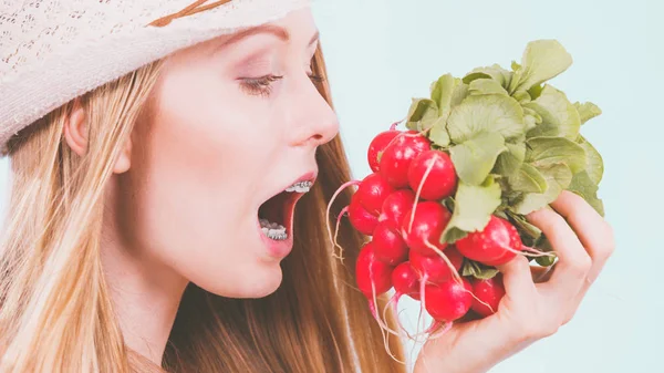 Mujer Joven Divertida Punto Morder Rábano Rojo Delicioso Concepto Verduras — Foto de Stock