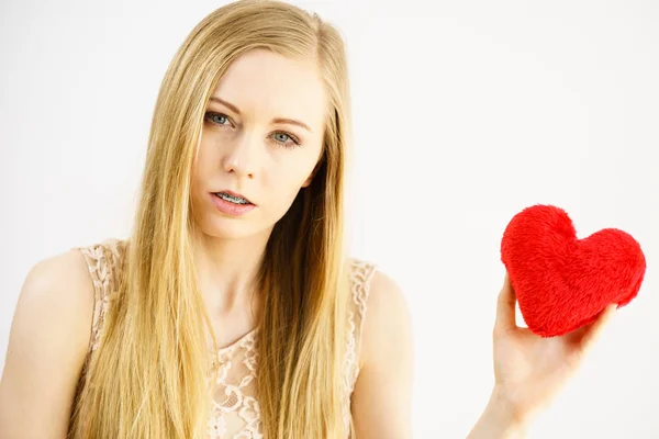 Triste Mujer Solitaria Estando Sola Sosteniendo Forma Del Corazón Rojo — Foto de Stock