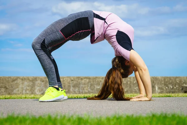 Super Fit Aantrekkelijke Jonge Vrouw Dragen Modieuze Outfit Uit Werken — Stockfoto