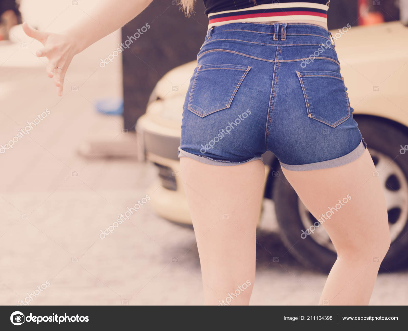 showing her sexy Showing her sexy