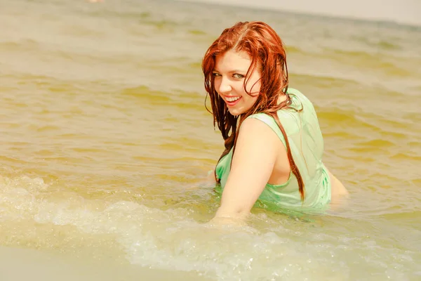 Letní Zábava Rekreace Mimo Koncept Redhead Dospělé Ženy Vystupují Vodě — Stock fotografie